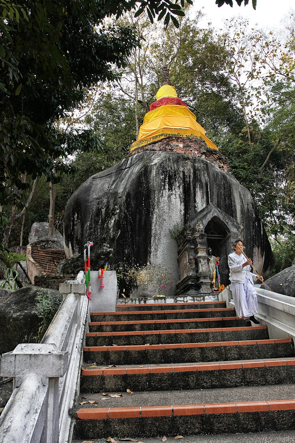 รูปถ่ายของ วัดพระธาตุ ผาเงา — วัด-สิ่งศักดิ์สิทธิ์ ในเชียงราย ถ่ายโดย Kittipong khunnen · Photograph of วัดพระธาตุ ผาเงา, Wats & Sacred Places in Chiang Rai, by Kittipong khunnen