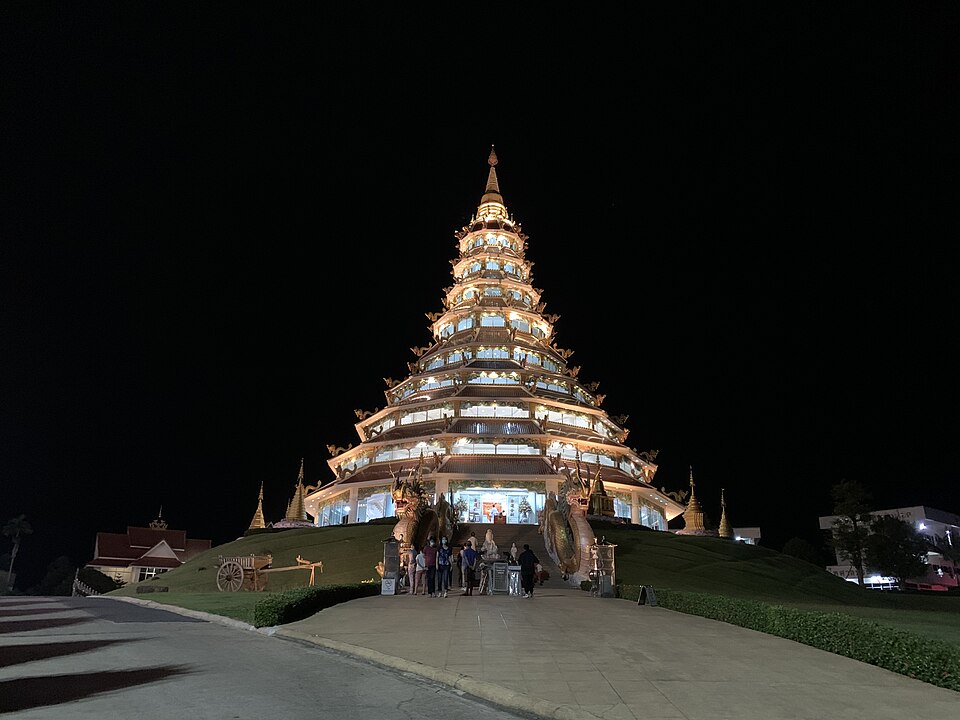 รูปถ่ายของ อุโบสถวัดห้วยปลากั้ง — วัด-สิ่งศักดิ์สิทธิ์ ในเชียงราย ถ่ายโดย Chainwit. · Photograph of อุโบสถวัดห้วยปลากั้ง, Wats & Sacred Places in Chiang Rai, by Chainwit.