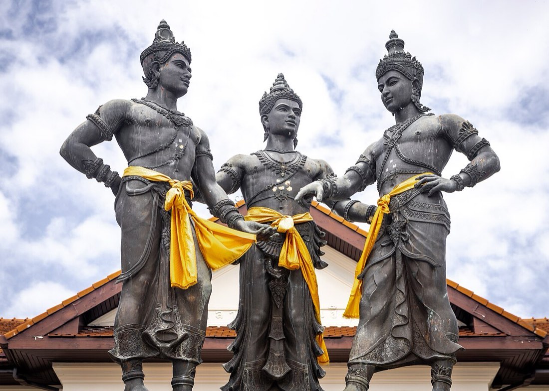 The three Kings Monument consists of King Ngam Muang (left), King Mangrai (center), and King Ram Khamhaeng (right) located at Amphoe Mueang Chiang Mai.